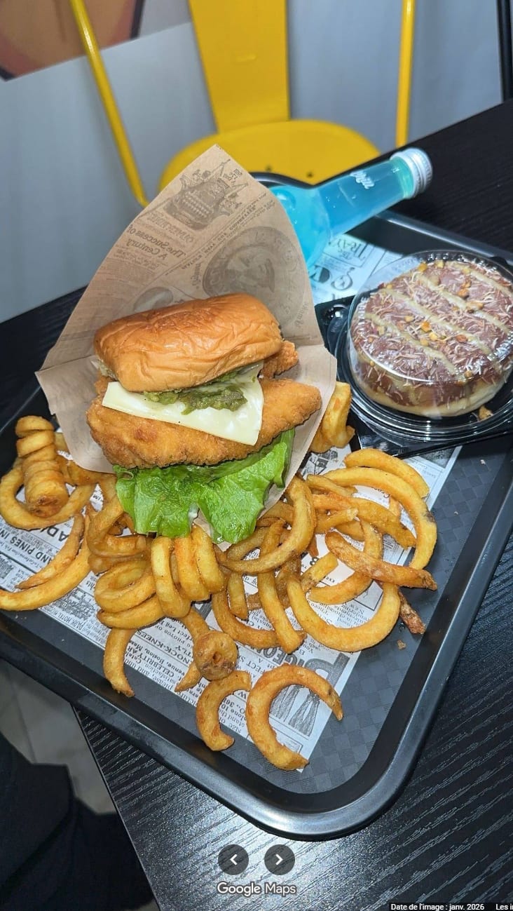 Chicken burger crispy avec frites curly