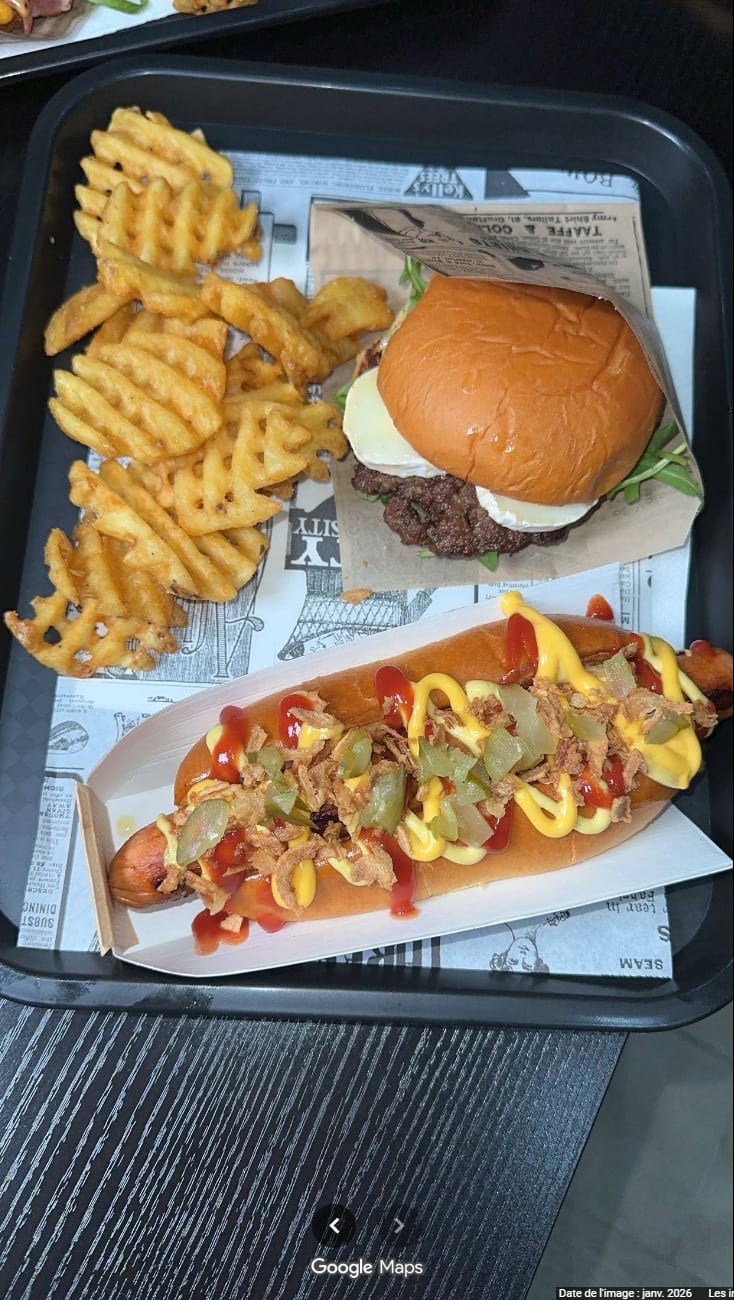 Hot-dog et smash burger avec frites gaufrées
